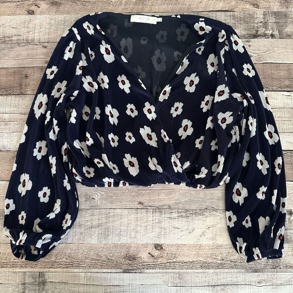 ASTR The Label Floral Navy Long Sleeve Ribbed Cropped Hippie Blouse | M